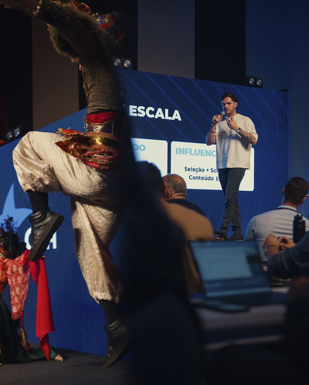 Thomas Macedo no palco durante performance do China Link Na Estrada