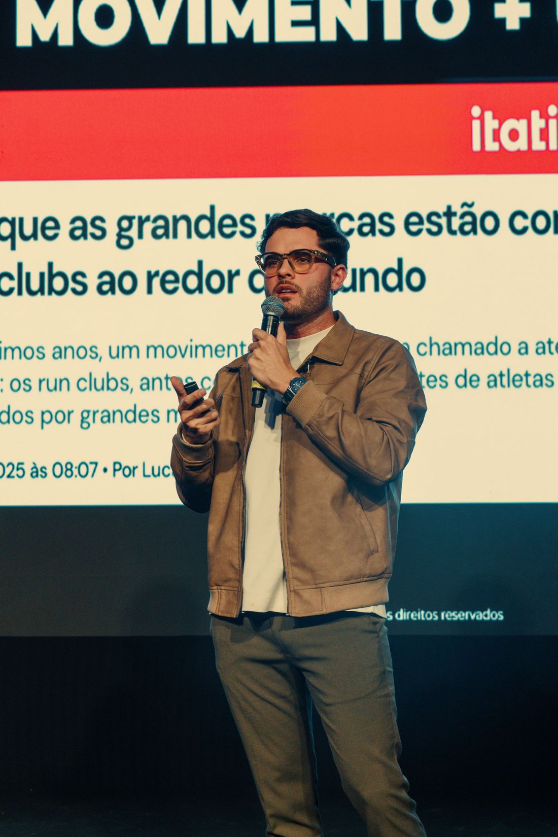 Thomas Macedo palestrando sobre grandes marcas e comunidades