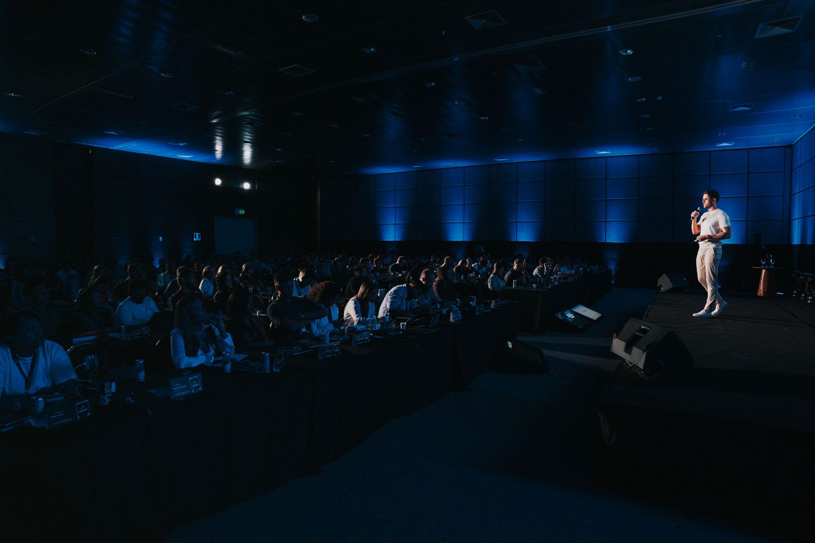 Plateia lotada em evento nacional com Thomas Macedo no palco