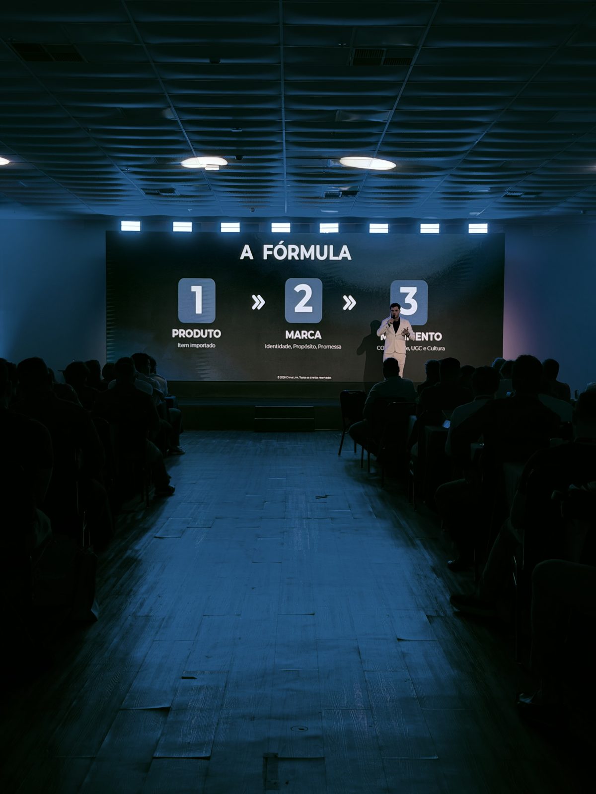 Thomas Macedo palestrando A Fórmula — produto, marca e lançamento — para plateia lotada