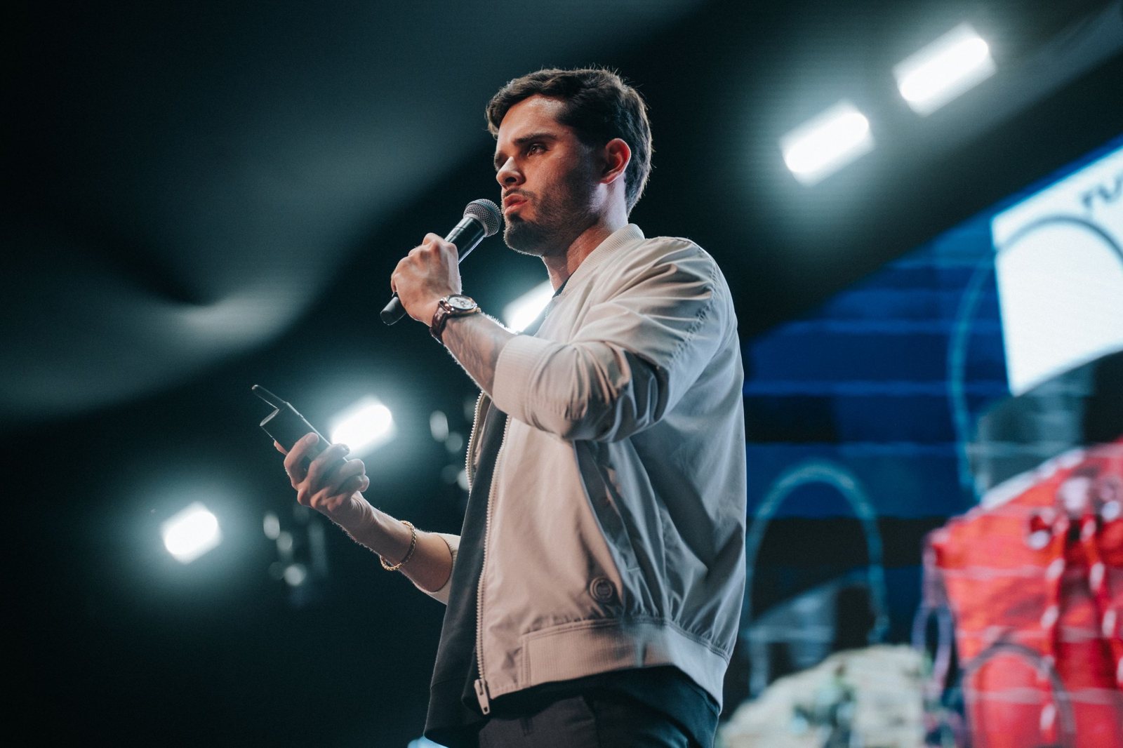 Thomas Macedo palestrando sobre TikTok Shop e vendas no palco