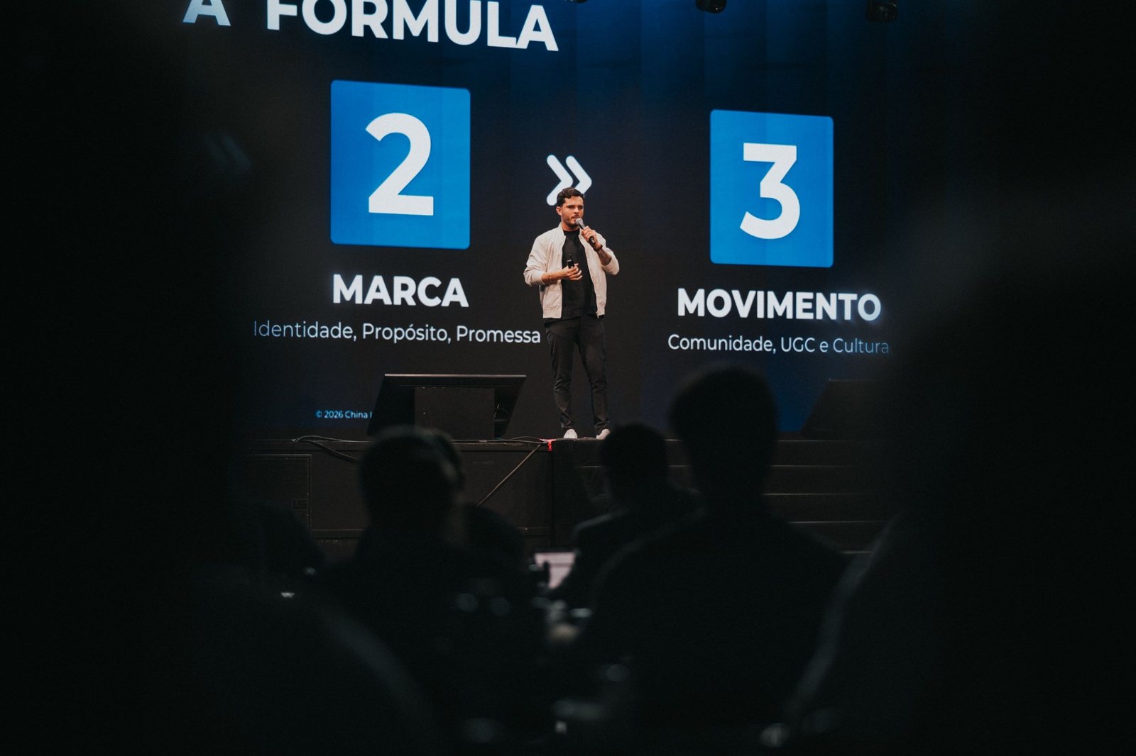 Thomas Macedo no palco apresentando A Fórmula: marca e movimento
