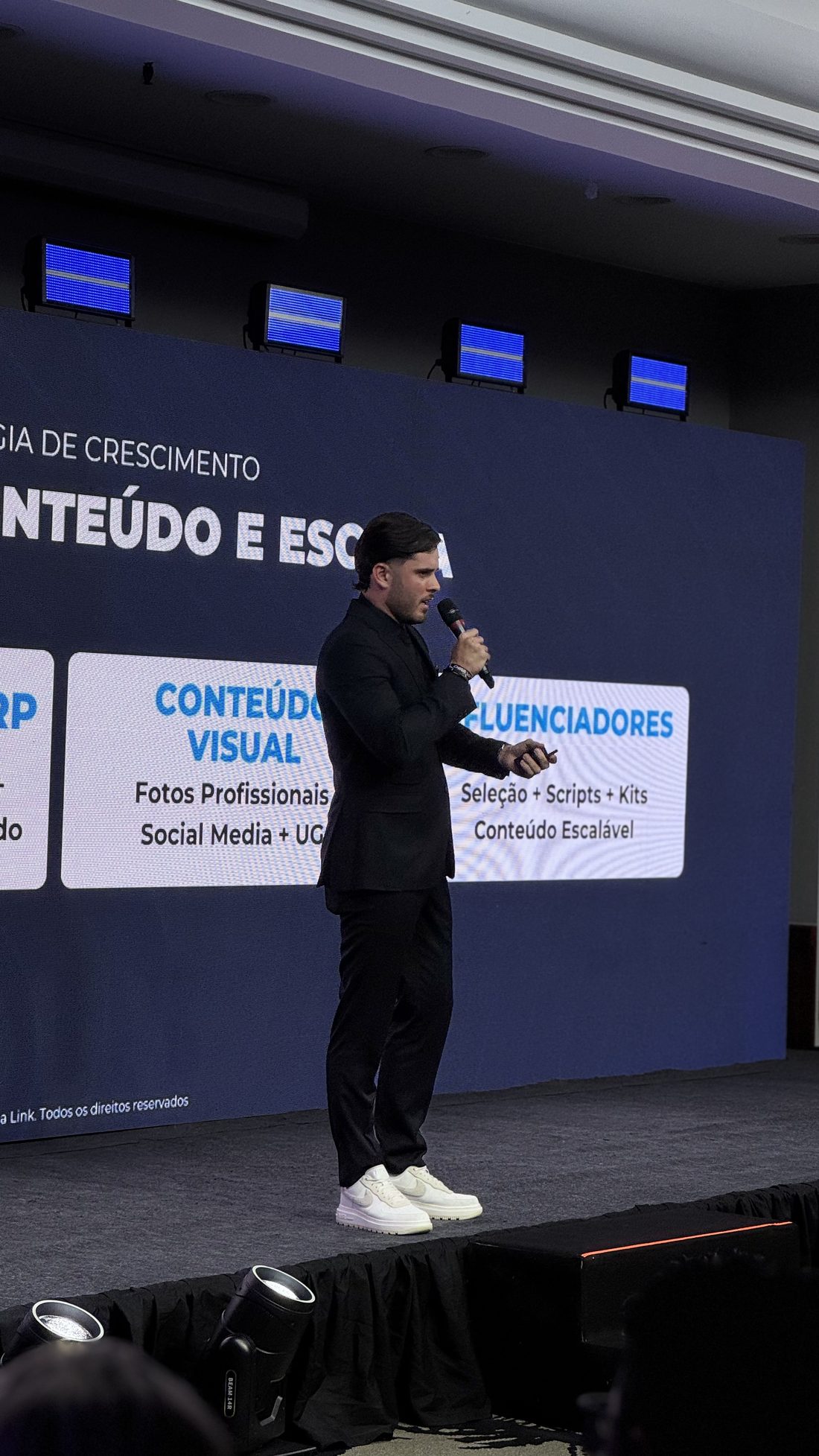 Thomas Macedo palestrando sobre conteúdo, UGC e escala