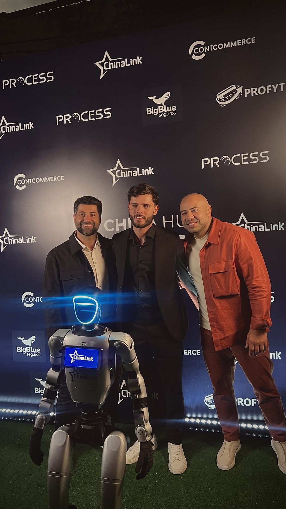 Thomas Macedo em evento de inteligência artificial ao lado de robô humanoide