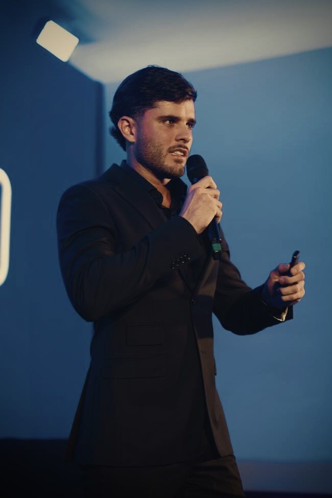 Thomas Macedo palestrando sobre marketing e performance