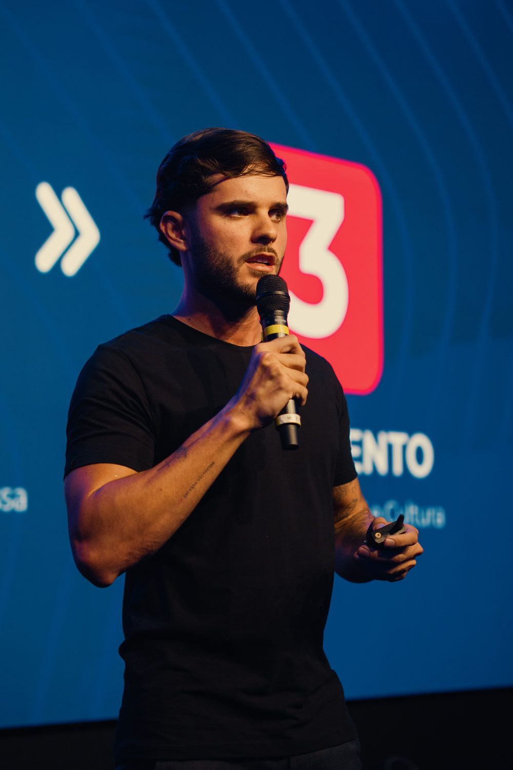Thomas Macedo, especialista em tráfego pago, palestrando